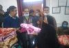 भाजपा नेता दिनेश रावत ने श्रीदेव सुमन नगर में कंबल एवं मास्क किये वितरित