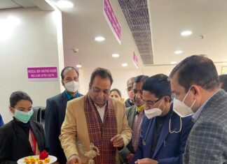 рдкреНрд░рд╕рд┐рджреНрдз рдЪрд┐рдХрд┐рддреНрд╕рдХ рдбреЙ. рдЪреЗрддрди рд╢рд░реНрдорд╛ рдиреЗ рдХреЛрд╡рд┐рдбрд╝ рд╡реИрдХреНрд╕реАрди рдФрд░ рд╣реГрджрдп рд░реЛрдЧреЛрдВ рдХреЗ рдкреНрд░рддрд┐ рд▓реЛрдЧреЛрдВ рдХреЛ рдХрд┐рдпрд╛ рдЬрд╛рдЧрд░реБрдХ