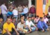 मांगें पूरी नहीं से नाराज़ उपनल कर्मियों ने कैबिनेट मंत्री गणेश जोशी के आवास पर दिया धरना