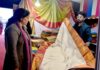 हैंडलूम एक्सपो में लोग जमकर कर रहे खरीदारी, आकर्षण का केन्द्र बनी 2.50 लाख की साड़ी