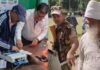 लोकसभा चुनाव: EVM का विरोध कर रहे बुजुर्ग ने ज़मीन पर पटक डाली EVM, पुलिस ने किया गिरफतार