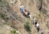उत्तराखंड: गहरी खाई में गिरी कार, दो बच्चों समेत 4 की मौत