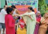 Dehradun: पार्षद जी ने कुष्ठ आश्रम में फल वितरण कर मनाया मुख्यमंत्री का जन्मदिन