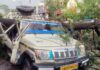 सड़क किनारे खड़ी गाड़ी पर गिरा पेड़, एक व्यक्ति की मौत, दूसरा घायल