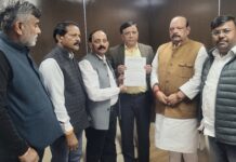 काठ बंगला बस्ती के नोटिस निरस्त करने समेत कई समस्याओं को लेकर MDDA पहुंची कांग्रेस