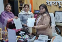 महिला पार्षदों ने MNA से मिल समस्याओं के समाधान को सौंपा ज्ञापन
