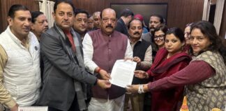 कांग्रेस ने शहर की विभिन्न समस्याओं के समाधान को सौंपा नगरायुक्त को ज्ञापन