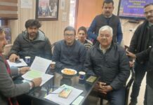 काठ बंगला वासियों ने मुख्यमंत्री आवास पहुंच सौंपा ज्ञापन