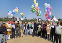 राजभवन घेराव: प्रीतम सिंह ने जनहित से जुड़े मुद्दों के सांकेतिक गुब्बारे उड़ाकर दिया संदेश