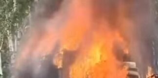 मोहब्बेवाला चौक पर कार के ऊपर पलटा ट्रक, तेल की टंकी फटने से भड़की भीषण आग