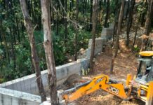 भूमाफियाओं ने बरसाती नाले पर कब्जा कर बना दी पक्की दीवार; प्रशासन ने की ध्वस्त