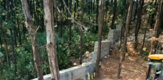 भूमाफियाओं ने बरसाती नाले पर कब्जा कर बना दी पक्की दीवार; प्रशासन ने की ध्वस्त