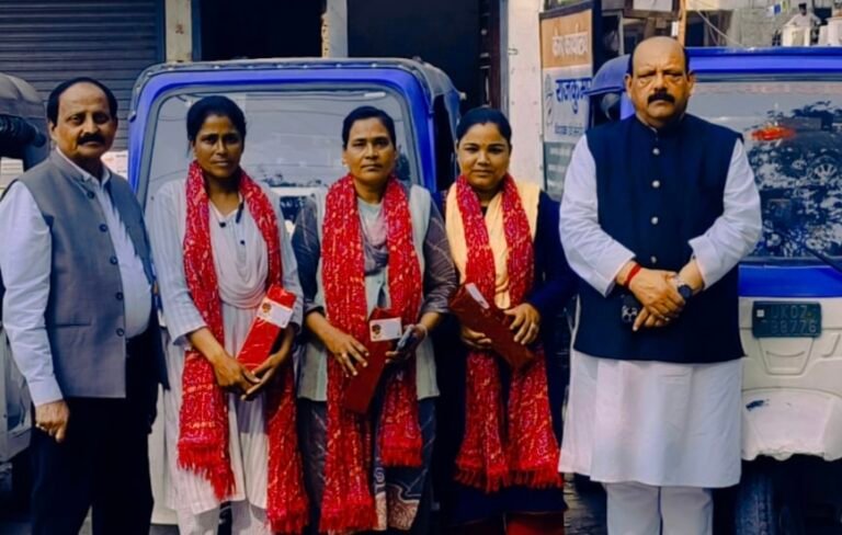 कांग्रेस ने ई-रिक्शा चलाने वाली महिलाओं को किया सम्मानित