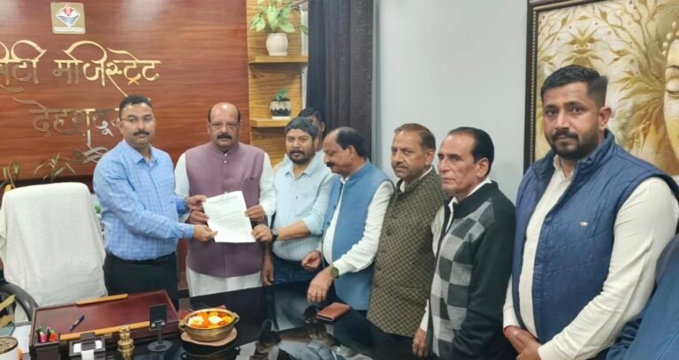 चारधाम में पूजा शुल्क वृद्धि वापस लेने की मांग को लेकर कांग्रेस ने राज्यपाल को भेजा ज्ञापन