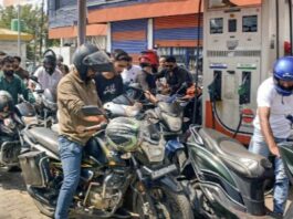 सरकार ने पेट्रोल डीजल की एक्साइज ड्यूटी में की 10 रुपए लीटर की कमी