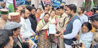 कांग्रेस ने मसूरी–दून मार्ग पर सिंगल वैली ब्रिज को डबल करने की मांग को लेकर किया धरना प्रदर्शन