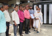 सार्वजनिक रास्ते पर अवैध कब्जे की शिकायत लेकर क्षेत्रवासियों संग DM कार्यालय पहुंचे बुटोला