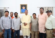 जाखन में प्रस्तावित शराब के ठेके के खिलाफ कैबिनेट मंत्री के द्वार पहुंचे स्थानीय लोग, सौंपा ज्ञापन