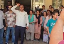 दून में DRDO स्कूल के DAV प्रबंधन को सौंपने के फैसले के खिलाफ अभिभावकों का प्रदर्शन