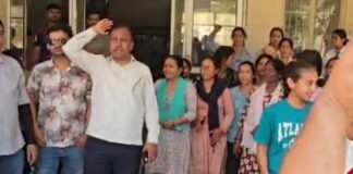 दून में DRDO स्कूल के DAV प्रबंधन को सौंपने के फैसले के खिलाफ अभिभावकों का प्रदर्शन