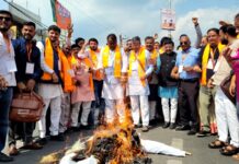 चंपावत मामले में भ्रामक प्रचार के विरोध में भाजपा ने फूंका कांग्रेस का पुतला
