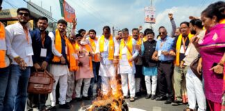 चंपावत मामले में भ्रामक प्रचार के विरोध में भाजपा ने फूंका कांग्रेस का पुतला