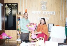 नगर निगम: श्रीमति बंसल ने नवनियुक्त MNA पाण्डेय को सौंपा कार्यभार