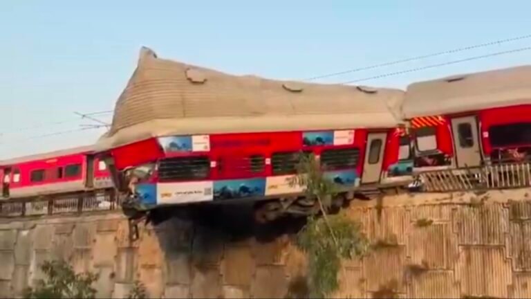 योग नगरी में ट्रेन हादसा; शटिंग के दौरान उज्जैनी एक्सप्रेस के तीन डब्बे पलटे, देखें वीडियो