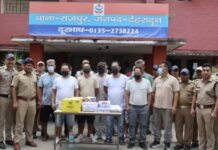 पुलिस ने छापेमारी कर अमेरिकी नागरिक समेत 13 जुआरी किए गिरफ्तार, लाखों की नकदी और डॉलर बरामद