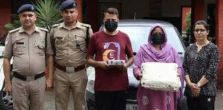 शोरूम में लाखों की चोरी का खुलासा, महिला समेत दो आरोपी गिरफ्तार सामान बरामद