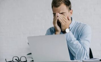 Screen Time Side Effects; मोबाइल- लैपटॉप चलाते हैं! आंखों की थकान के यह 5 संकेत भूलकर भी न करें नजरअंदाज