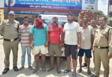 दो पक्षों के बीच जमकर मारपीट, सड़क पर मचा हंगामा; पुलिस ने पांच लोगों को किया गिरफ्तार