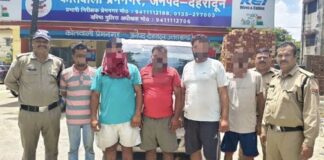 दो पक्षों के बीच जमकर मारपीट, सड़क पर मचा हंगामा; पुलिस ने पांच लोगों को किया गिरफ्तार