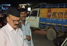 गैस रिफिलिंग कर रहे दो कर्मचारियों समेत गैस एजेंसी के खिलाफ मुकदमा दर्ज, सिलेंडरों से भरा वाहन जब्त