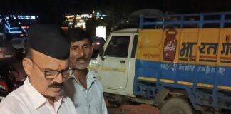 गैस रिफिलिंग कर रहे दो कर्मचारियों समेत गैस एजेंसी के खिलाफ मुकदमा दर्ज, सिलेंडरों से भरा वाहन जब्त