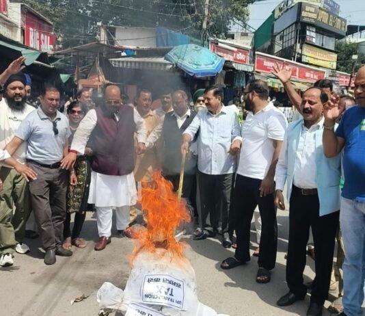 UPI पर 0.4 प्रतिशत MDR का विरोध, व्यापारियों ने कांग्रेस नेताओं संग फूंका केंद्र सरकार का पुतला