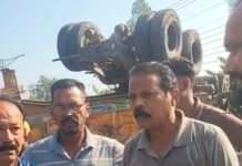 दून में दर्दनाक हादसा; बेकाबू ट्रक पलटने से एक की मौत दो गंभीर घायल, देखें वीडियो