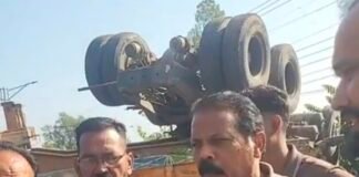 दून में दर्दनाक हादसा; बेकाबू ट्रक पलटने से एक की मौत दो गंभीर घायल, देखें वीडियो
