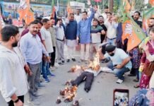 अजीत डोभाल पर टिप्पणी के विरोध में भाजपा कार्यकर्ताओं ने फूंका राहुल गांधी का पुतला