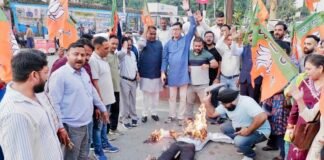 अजीत डोभाल पर टिप्पणी के विरोध में भाजपा कार्यकर्ताओं ने फूंका राहुल गांधी का पुतला