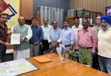 समस्याओं को लेकर DM से मिले कांग्रेसी: तीन पीढ़ियों से रह रहे लोगों के लिए मांगा मालिकाना हक