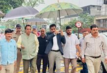 वीडियो; मोहब्बेवाला ब्लैक स्पॉट पर ट्रक पलटने से चालक घायल, डीएम और विधायक चमोली ने किया निरीक्षण
