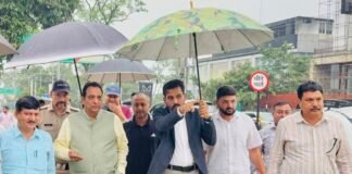 वीडियो; मोहब्बेवाला ब्लैक स्पॉट पर ट्रक पलटने से चालक घायल, डीएम और विधायक चमोली ने किया निरीक्षण